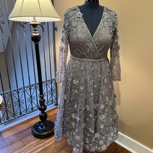 MacDuggan Knee length Dress, size 12, Silver